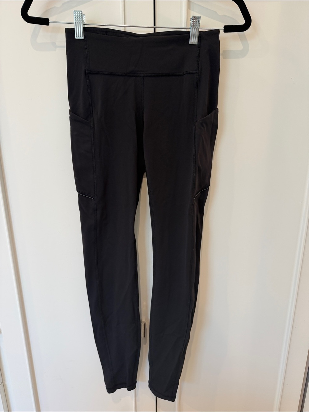 Lulu Lemon Women’s Leggings: side pockets and zipper pocket on back